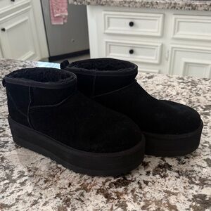 UGG Classic Ultra Mini Platform Boot – Black – Size 11